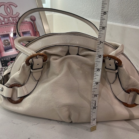 Salvatore Ferragamo shoulder bag with COA EUC cream color - Picture 11 of 17